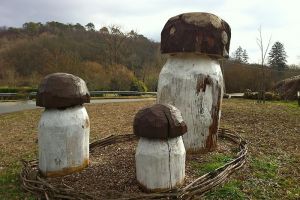 Cpes sculpts dans le bois prs de Monpazier en Dordogne