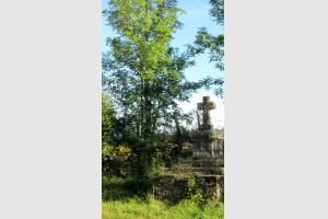 Randonnée VTT : Abbaye de Bonneval depuis Espalion  Croix au croisement de chemins goudronnés, PR Flaujac