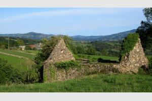 Randonnée VTT : Abbaye de Bonneval depuis Espalion  Ruine sur le chemin allant à Espalion, à droite, dans la vallée du Lot