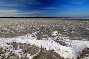 Le lac a gel et la neige a cr un dcors trs bizarre