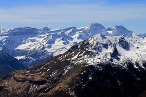 Zoom sur le cirque de Gavarnie depuis le Bergons