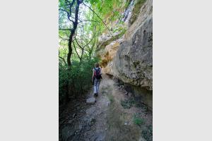 Le sentier longe la falaise