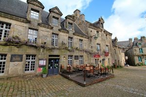 Dans le village de Locronan