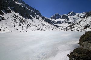 Lac d'Estom recouvert de glace