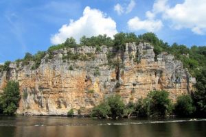 Face  Saint Cirq Lapopie la paroi couleur orange-gris