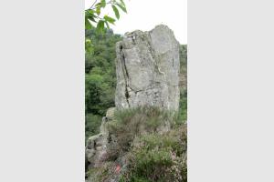 Rocher sur le chemin de randonne prs du Village de Bez Bdne