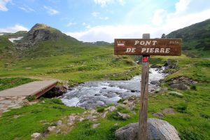 Pont de Pierre sur le GR 57
