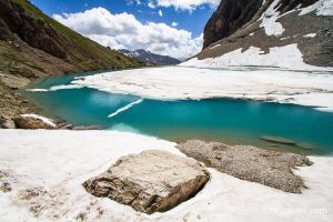 Lac des Braudes en partie sous la neige