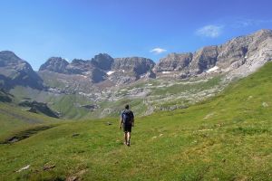 Randonneur dans le Cirque d'Estaub, Pyrnes