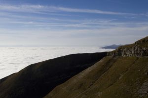 Mer de nuages et falaises