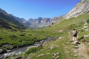 Randonneurs sur le chemin en direction du Cirque d'Estaub, Pyrnes
