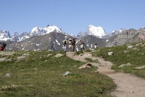 Groupe de randonneurs : lac Laramon , Alpes
