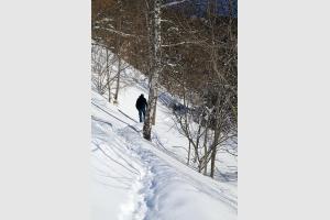 Nous progressons dans la neige poudreuse