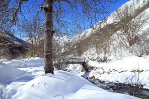 Randonne dans la neige prs de Barges