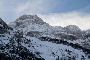 Neige dans le cirque de Gavarnie