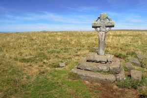 Croix en pierre au dpart de la rando du Signal de Mailhebiau, Aubrac