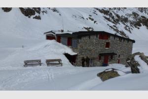 Refuge des Oulettes de Gaube en partie sous la neige