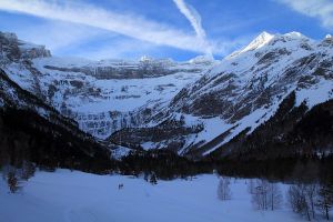 Le soleil commence  entrer dans le cirque de Gavarnie