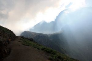 Le sentier qui monte sur le volcan