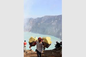 Les porteurs de souffre sur le volcan