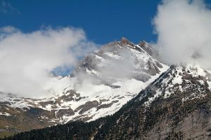 Pic Rouge de Pailla dans les nuages