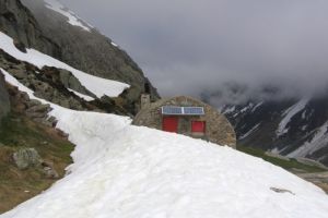 Refuge Ledormeur avec encore un peu de neige