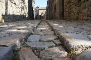 Route pave de La Garde Gurin