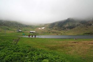 Randonneurs au lac de Vernant