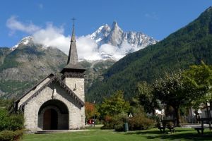 Photo depuis Chamonix, sur les sommets enneigs