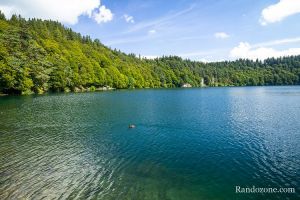 Les eaux bleues du lac Pavin en Auvergne
