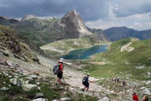 Randonneurs prs du lac de Marinet