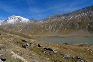 Le lac du Golon, et les sommets enneigs, Alpes