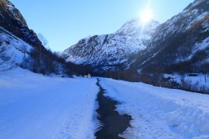 Randonne dans la neige vers Has