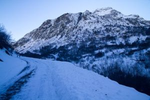Randonne dans la neige vers Has
