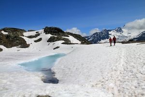 Passage le long d'un des lacs des Chserys