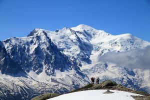 Randonneurs devant le Mont-Blanc