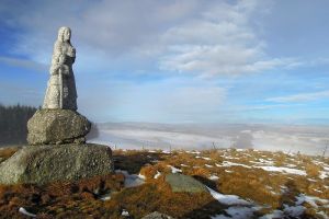 Statue en face d'Aubrac et du lac des Moines, Aveyron-Lozre