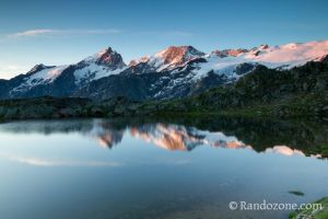 Lac Lri et premiers rayons du soleil