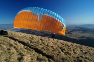 Aeroparapente Vols en parapente au puy de Dome en Auvergne. Miniature