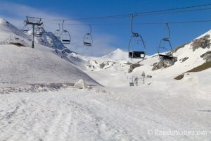 On passe sous les remontes mcaniques