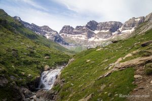 Cascade et randonneurs dans le cirque d'Estaub