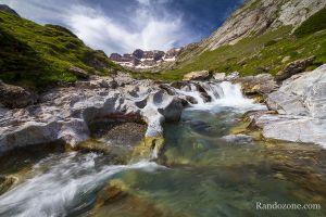 Vasques et cascades dans le cirque d'Estaub