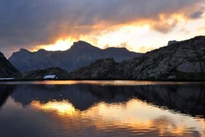 Reflets dors dans le lac Morgon 