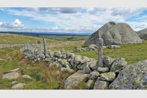 Superbes rochers sur l'Aubrac, le long de la draille