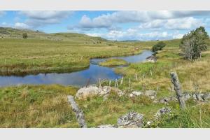 Le long de la route, cours d'eau