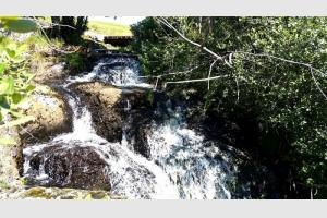 Cascade cache sous le village d'Aubrac