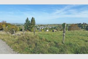 Le chemin des granges de Nasbinals Vue sur le village depuis le haut du plateau