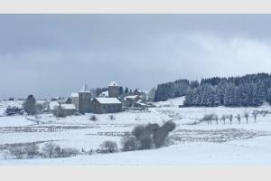 La Dmerie et le village enneigs