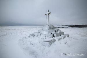 Croix sous la neige au lac des Moines