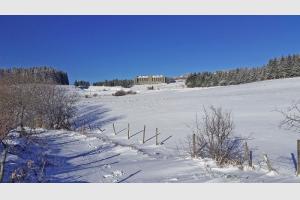 Neige sur le GR65 sous le village